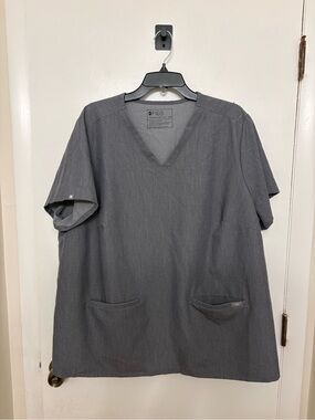 FIGS Casma 3-pocket Scrub Top Technical Collection Gray Plus Size 4XL